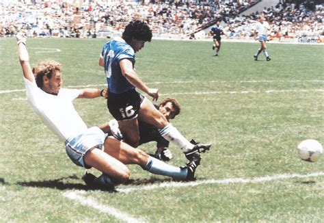 Maradona gol del siglo contra los ingleses world cup mexico 1986. Fútbol Internacional: Maradona reivindica la soberanía ...