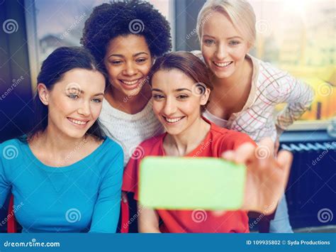 Mujeres Jovenes Felices Que Toman El Selfie Con Smartphone Foto De Archivo Imagen De Oficina