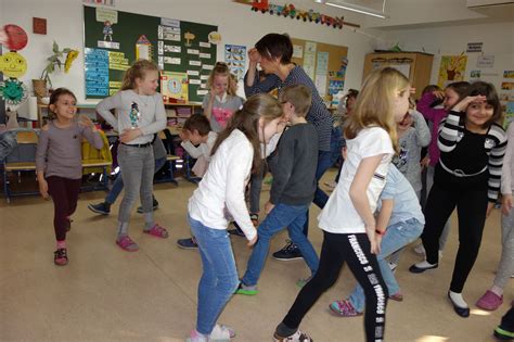 Dafür müssen babys zunächst lange die muskeln von wirbelsäule und bauch trainieren, und das tun sie im liegen, mit fleißigen beinbeugen. So bleibe ich gesund!Bandschi - Rückenschule für Kinder ...