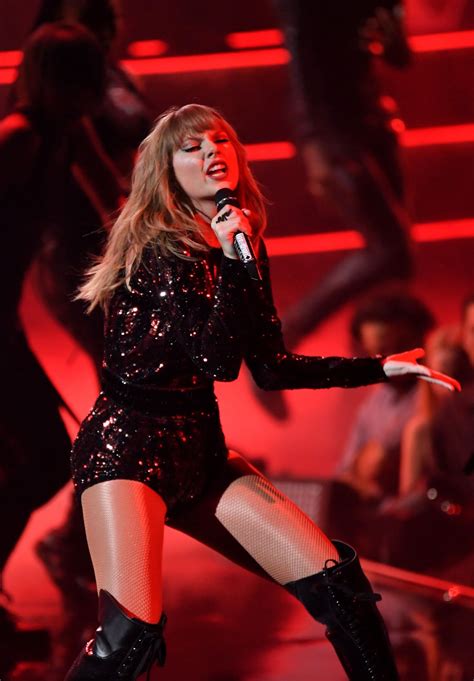 Taylor Swift Performs At 2018 American Music Awards In Los Angeles 10