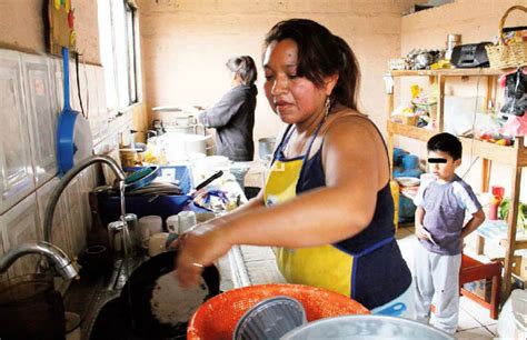 MUJERES TRABAJAN 10 más horas que los hombres y ganan 28 menos