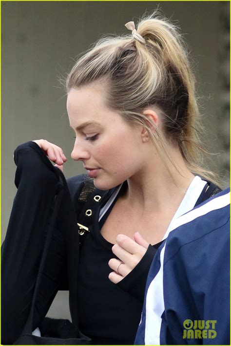 Margot Robbie Shows Off Her Wedding Ring While Out In La Photo