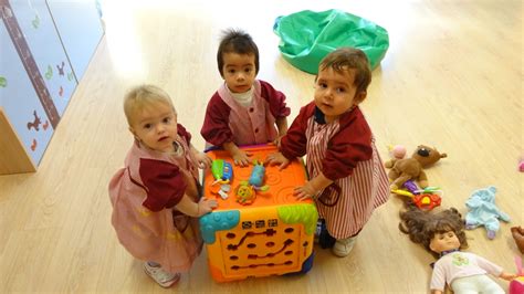 Los Niños De 1 Año Jugando