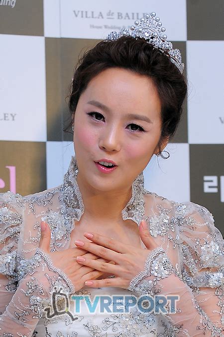 사이즈가 맞지 않는 신발을 신으면 불편하고 때로는 부상을 야기하기도 합니다. T포토 이수영 '결혼해도 계속 가수활동 할게요!'