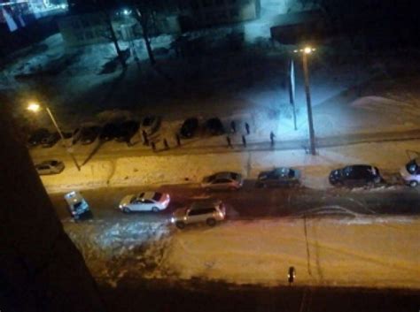 У школы до сих пор дежурят машины скорой. Стрельба в Казани: погиб сотрудник ОМОНа, стрелок покончил ...