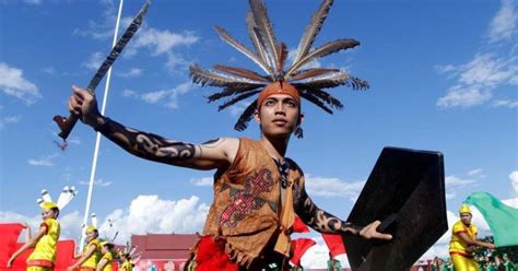 Rumah adat kalimantan barat khas dayak bernama rumah adat panjang, berikut gambar dan penjelasannya. Contoh Surat Nikah Adat Dayak Kalimantan Barat / Struktur ...