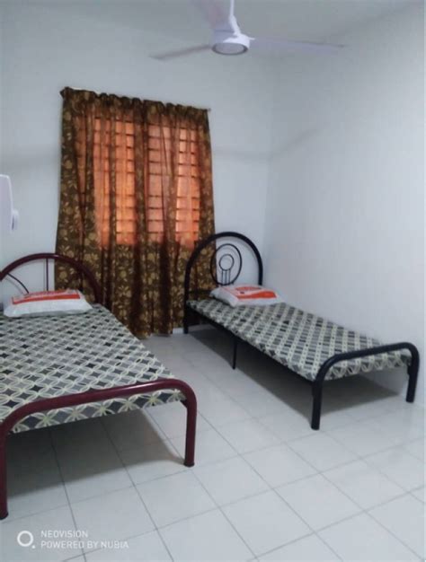 The bedroom is clean and tidy suitable for couples, solo adventurers, business travellers. Bilik Sewa Residensi Jalilmas (Free Api/Air) WALK LRT AWAN ...