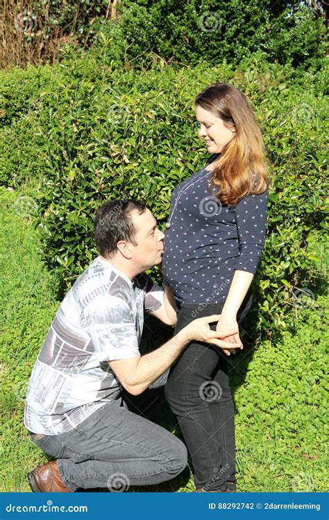Panza Embarazada De Los Wifes Del Hombre Que Se Besa Foto De Archivo