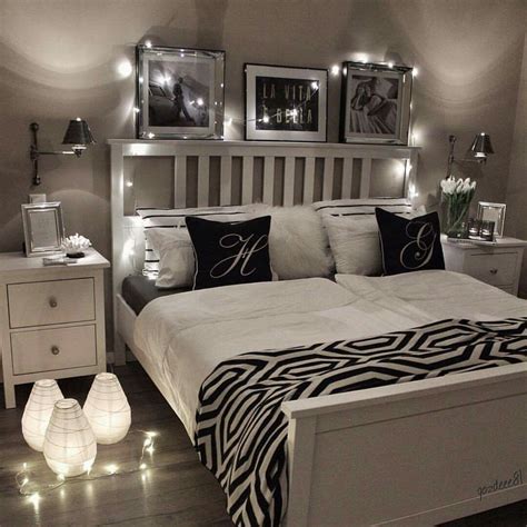 20 Glamorous White And Silver Bedroom Decoomo