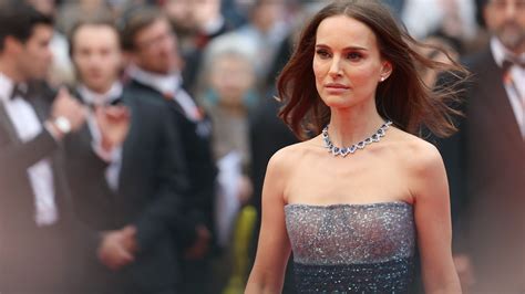 Natalie Portman Brilla A Cannes 2023 Labito Degradé Sembra Un Cielo