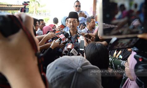 Kemudian tangannya bergerak menuju ke batang kemaluan saya yang sudah berdiri tegak tetapi karena waktu itu saya masih kecil, jadi batang kemaluan saya juga kecil dan masih botak. Ahli PAS berhak buat keputusan sendiri, kata calon HARAPAN