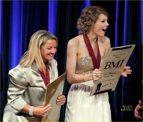 Taylor Swift Love Story Wins Song Of The Year Photo Photo Gallery Just Jared Jr