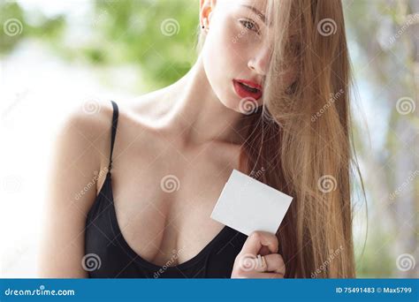 młoda seksowna kobiety pozyci chwyta pustego miejsca deska z pięknymi piersiami obraz stock
