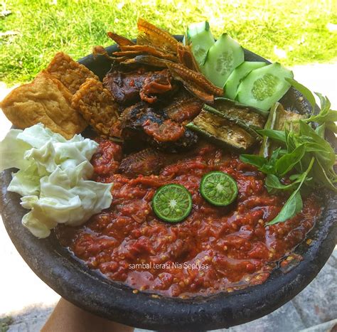 Selanjutnya, goreng sambal yang sudah diulek tadi, dan tambahkan garam dan kaldu bubuk. Sambal terasi by Nia Septyas - langsungenak.com