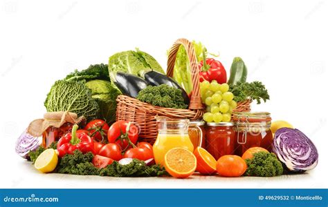 Canestro Di Vimini Con Le Verdure Organiche Assortite E La Frutta