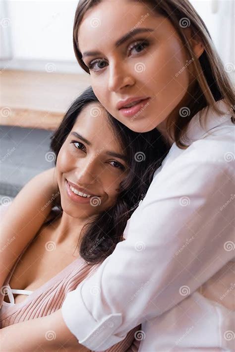 Mujer Lesbiana Abrazando Novia Morena Complacida Imagen De Archivo Imagen De Lesbiana Gris