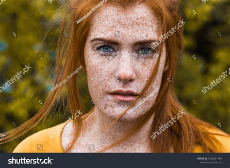 beautiful red haired irish girl blu foto stock 1028291764 shutterstock