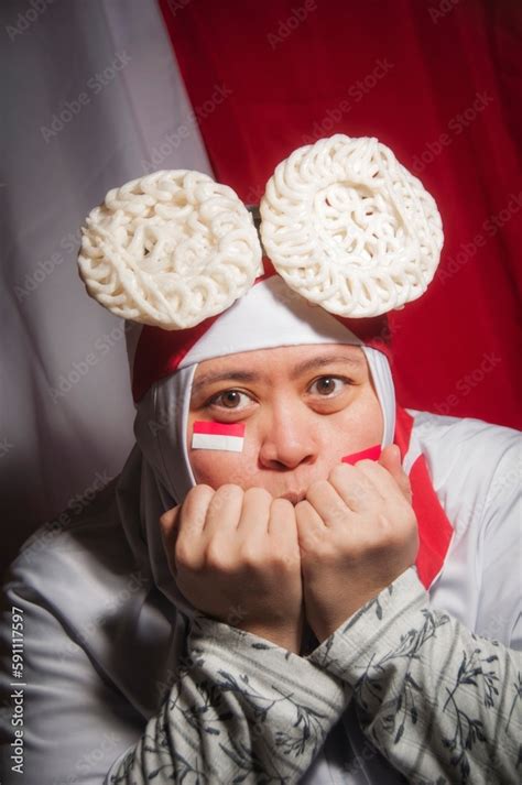 Foto De Asian Muslim Woman Celebrate Indonesia Independence Day Wearing Flag Assesories And