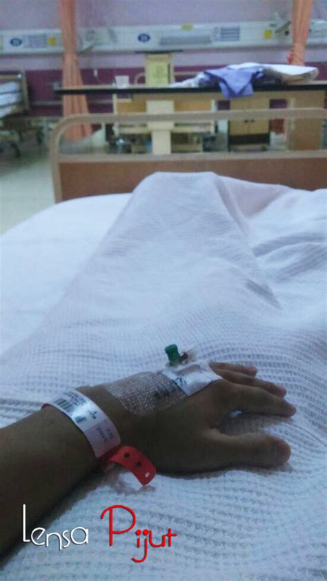 Tapi memang kuakui kemaluan yuyun begitu enak sekali, lembut seperti ada yang menggigit dari dalam. Lensa Pijut: Pengalaman Operation Mata ~ KATARAK
