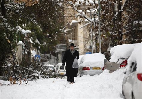 32 Incredible Pictures Of A Rare Snowstorm In Jerusalem