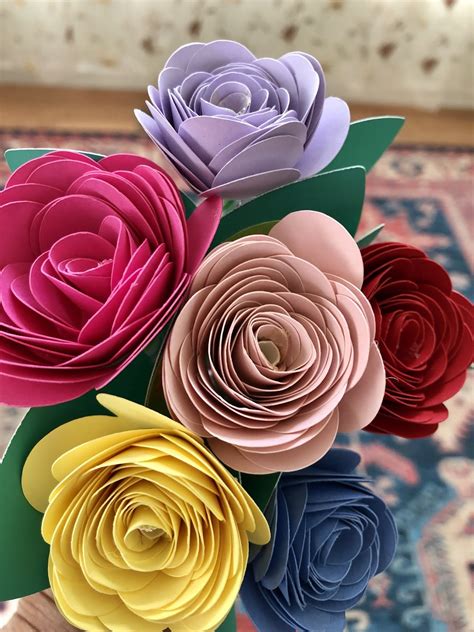 Paper flowers, silk flowers, felt flowers, painted flowers. Kathy's Art Project Ideas: Rolled Paper Flower Gift with ...