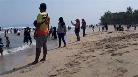 Wisatawan Ramai Ramai Datangi Pantai Karapyak Pangandaran Petugas