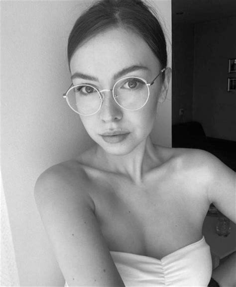 hot girls with glasses 10 klyker