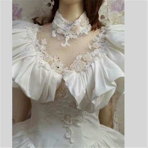 Tampak mewah dengan gaun silver via www.instagram.com. Konsep 45+ Gaun Pengantin Ekor Mewah