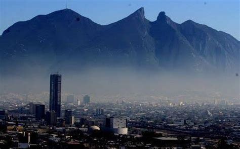 En verano hace un calor insoportable rebasando a veces los 40°c y en invierno el aire es húmedo y la temperatura puede decender a menos de 0°c. Monterrey semiparalizado y con alta contaminación ...