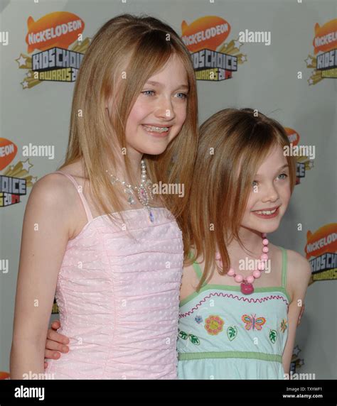 Actress Dakota Fanning L And Her Sister Elle Arrive At The 20th