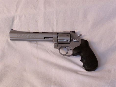 Revolver Taurus 970 Tracker En 22lr Avec Poignée Hogue Mesnilarmes78