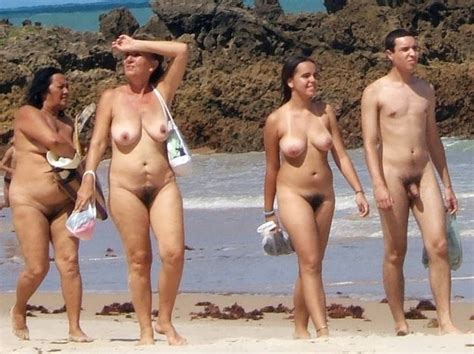 Härlig naken milf byte på fkk stranden Erotiska och porrfoton