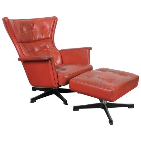 This is a great find to use as is or to be reupholstered in a favorite fabric. Mid-Century Modern Red Leather Swivel Chair at 1stdibs
