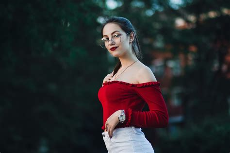 Hintergrundbilder Frau Porträt Roter Lippenstift Frauen Mit Brille Frauen Im Freien