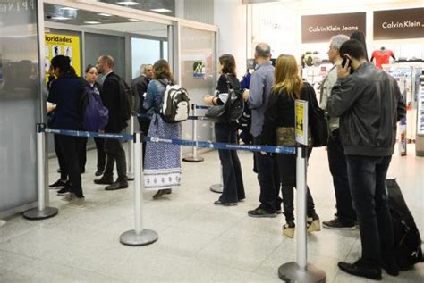Novas regras de segurança implantadas hoje geram filas nos aeroportos Educação Política