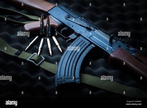 El Famoso Fusil De Asalto Ruso Kalashnikov Ak 47 Con Un Par De Rondas