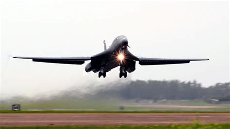 B 1 Bomber Afterburner Takeoff And Landing At Raf Fairford Youtube