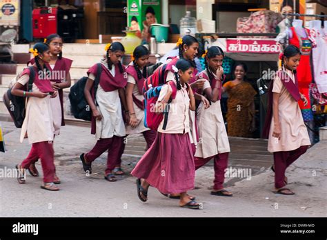 El Sur De La India Meridional Tamil Nadu Madurai Street Scene Jóvenes Escolares Colegialas Niñas