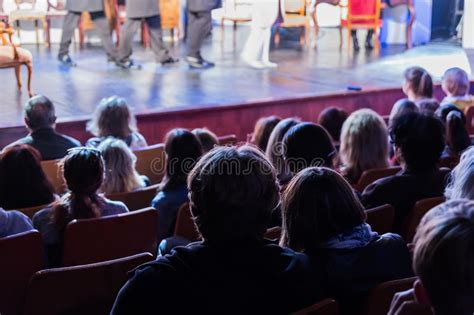 La Audiencia En El Teatro Que Mira Un Juego La Audiencia En El Pasillo
