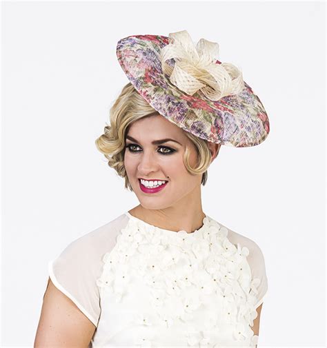 From long loose curls to shorter cropped styles, here are 30 ideas for those who search a new way to sport black curly hair. 5 Perfect Hairstyles for Hats | Today's Woman