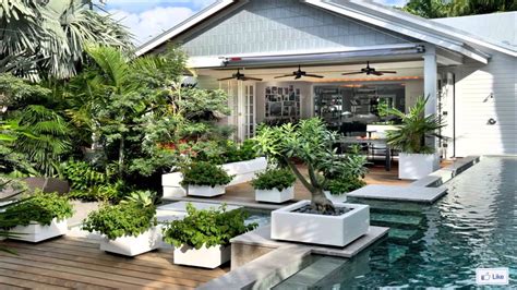 Terraza con techo de bambú y caña. Maceteros y artículos de decoración para el jardín ...