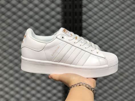 Complete your look with our shell toe shoes in black & white with gold details. Hot Sale Adidas Superstar FV3334 Cloud White-Gold Metallic ...