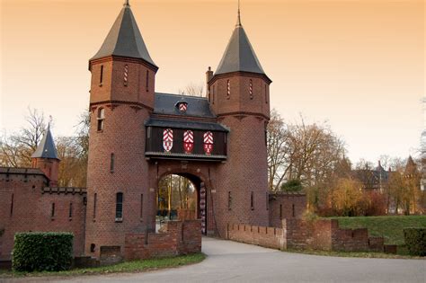 This usage is commonly accepted in other countries and is also commonly employed by the dutch themselves. Criaturas Feroces: Castillo de De Haar, Holanda