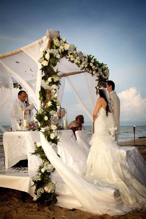 Es importante que la prenda sea lo suficientemente larga para que los pies queden cubiertos o solo sobresalga la punta del zapato. Pin de Agustin Bedoya en Wedding, Boda en la playa ...