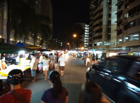 Det känns mer en sammankomst än en utomhus natt marknad. Our Journey : Penang Perak Road - Friday Pasar Malam