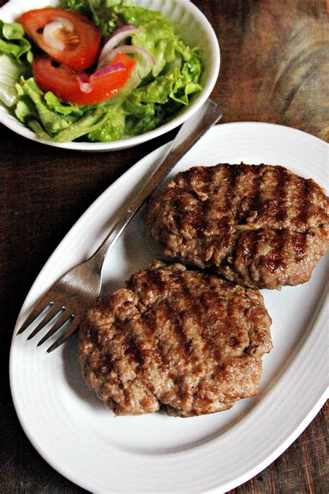 Questa il filetto di manzo è una carne molto tenera: Hamburger di carne alla piastra — Mamma Papera