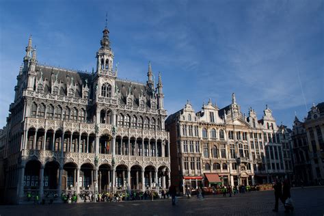El próximo 6 de agosto se desarrollará toda una accion de contacto en bruselas directo, cara a cara , face to face. Grand Place, Bruselas, Bélgica - El perro viajante