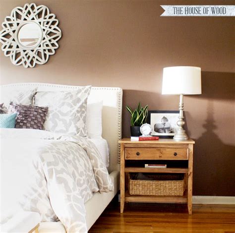 Setting our summer table with yummertime. DIY Bedside Table Nightstand