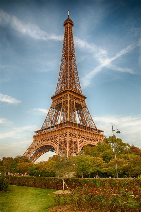 The eiffel tower is an iron lattice tower located on the champ de mars in paris, named after the engineer gustave eiffel, whose company designed and built the tower. 10 choses à savoir avant de visiter la Tour Eiffel - Blog ...