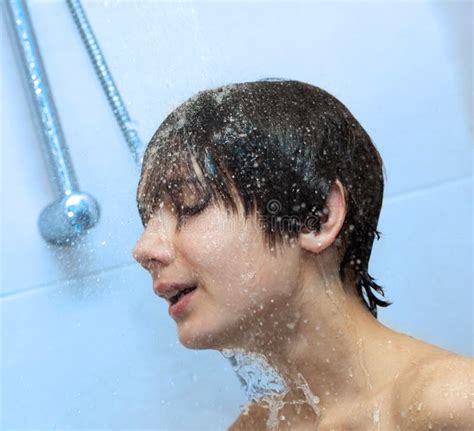 沐浴男孩阵雨下 库存图片 图片 包括有 青少年 现有量 浴巾 爱好健美者 一个 人员 阵雨
